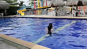 Porno Grátis Amador Com Morena Gostosa E Bunduda Na Piscina.