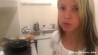 Jovem loira cozinha um pouco de Borch russo