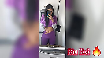 热辣的棕发女郎Bia在公车上沉迷于自我愉悦