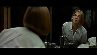 Fantastiske Rosamund Pike I Varme Scener Fra 'Gone Girl' Med Nick Og Amy