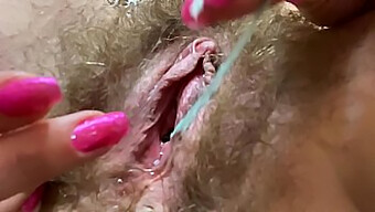 Orgasme intense avec vue rapprochée sur un gros clitoris et de la mouille