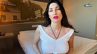 Sua Madrasta Sexy Seduz Minha Namorada Em Um Vídeo Caseiro De Sexo.