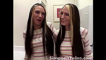 Simpson Twins Menikmati Permainan Jari Sensual Dan Gosokan Intim