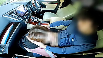 Femme amateur trompe son mari avec un inconnu dans la voiture