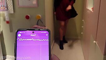 Masturbasi Di Tempat Umum Dengan Vibrator Di Mal - Petualangan Misscreamy Yang Berani