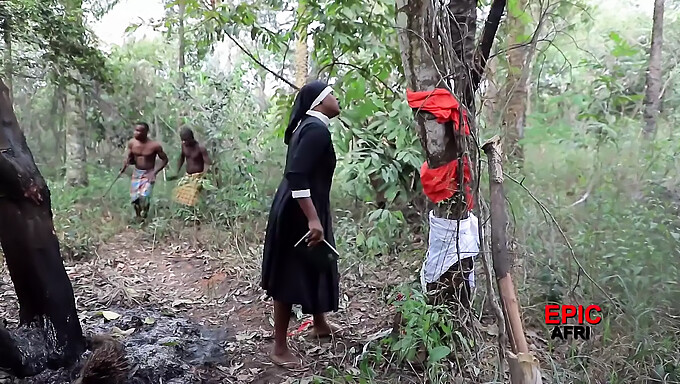 Černí muži a misionářka se zapojí do trojky