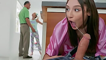 Abella Danger dan kawan-kawan mempunyai threesome rahsia di rumah ibu bapa