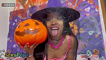 Η Morena Rabuda Απολαμβάνει Ένα Καυτό Creampie Το Βράδυ Του Halloween