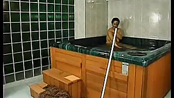 Madura com ânus não depilado faz sexo anal em uma piscina (Camaster)