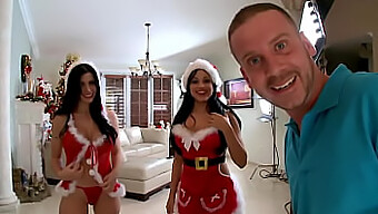 Perarakan Pantat Dengan Kecantikan Latina Rebeca Linares Dan Abella Anderson Dalam Video Bertemakan Krismas