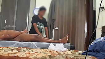 Una Ragazza Alla Spa Viene Sorpresa Da Un Piccolo Cazzo Nero.