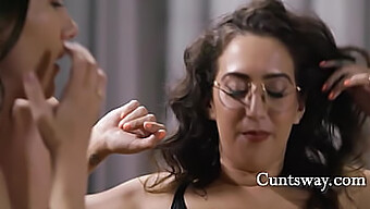 Un Gurú De Sensuales Artes Complace A Cada Visitante Con Intimidad Oral Y Vaginal