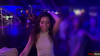 Hermosa Chica Es Follada Por El Culo Y La Boca En Un Baño De Una Discoteca