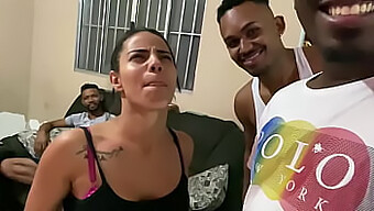 Rijpe Braziliaanse Ruivinha in een hete caseiro sessie met drie ebony mannen