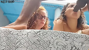 Um Trio Com Sexo Oral E Anal No Quintal Para Um Homem Corno