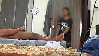 Um Toque Final Satisfeito Para Uma Sessão De Massagem Sensual