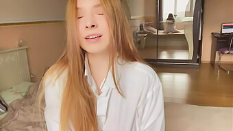 Ohromující Dívka Zažívá Intenzivní Orgasmus