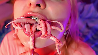 El Extraño Fetiche De Comida De Arya Grander: Octopus Comiendo Con Brackets Y Labios