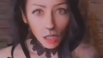 Masturbation Solo Sexy D'Halloween Avec Un Minou Tatoué