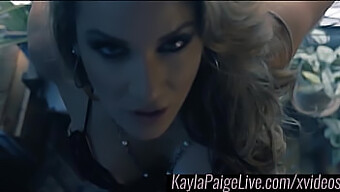 Kayla Paige Si Užíva Ohromujúci Orgazmus So Sexuálnou Hračkou