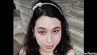 Transseksual cantik DaniTheCutie menunjukkan pantat besar dan payudara indahnya di tempat umum.