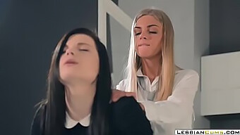 Okouzlující Lesbičky Si Užívají Foot Fetish A Drsný Sex