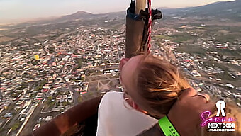 Intenzivno ljubljenje ob zori med jahanjem v vročem zračnem balonu blizu piramid, ki vključuje ekshibicionizem, fitnes in globoko grlo